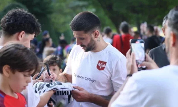 Fudbaleri Srbije odradili trening u parku, Bečlije oduševljene