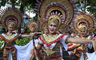 Plesačice u tradicionalnim nošnjama spremne za paradu: Na Bliju se održava godišnji festival umetnosti